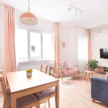Soft Modern Inspiring Flat In The Center Of Moda Istanbul