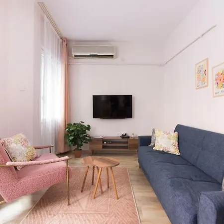 Soft Modern Inspiring Flat In The Center Of Moda Istanbul